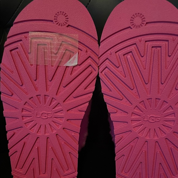 UGG Vibrant Pink Slippers with Heart Accent. Brand New‼️ Without Box - Picture 6 of 15